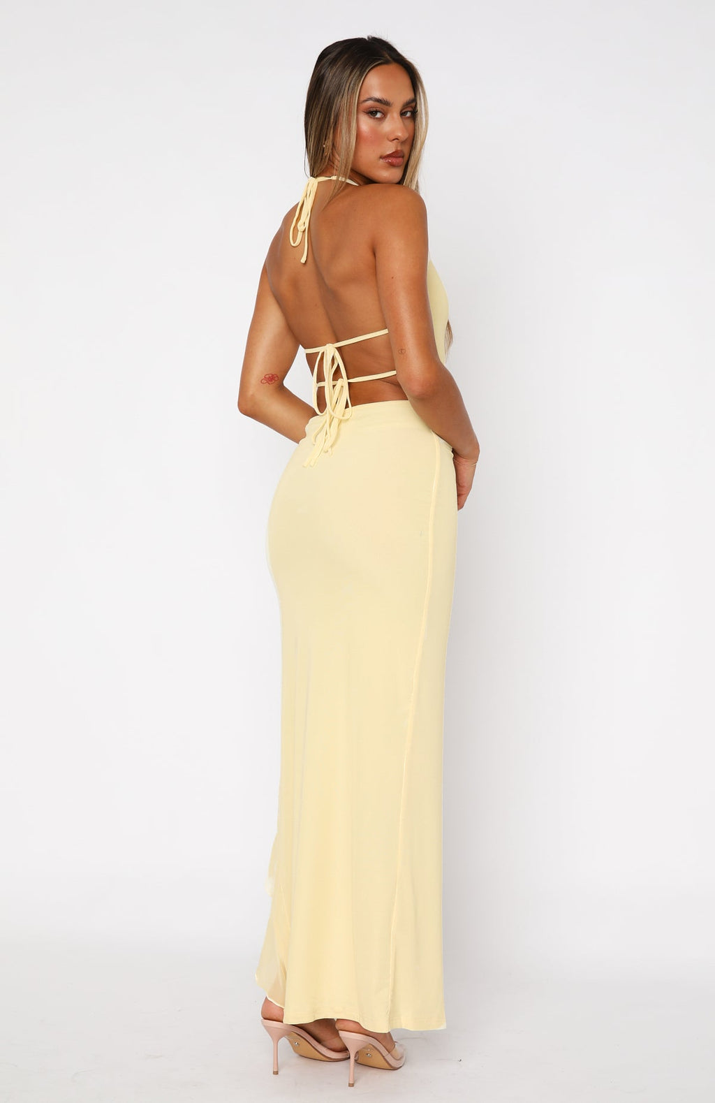 VESTIDO HALTER MIDI CON VOLANTE