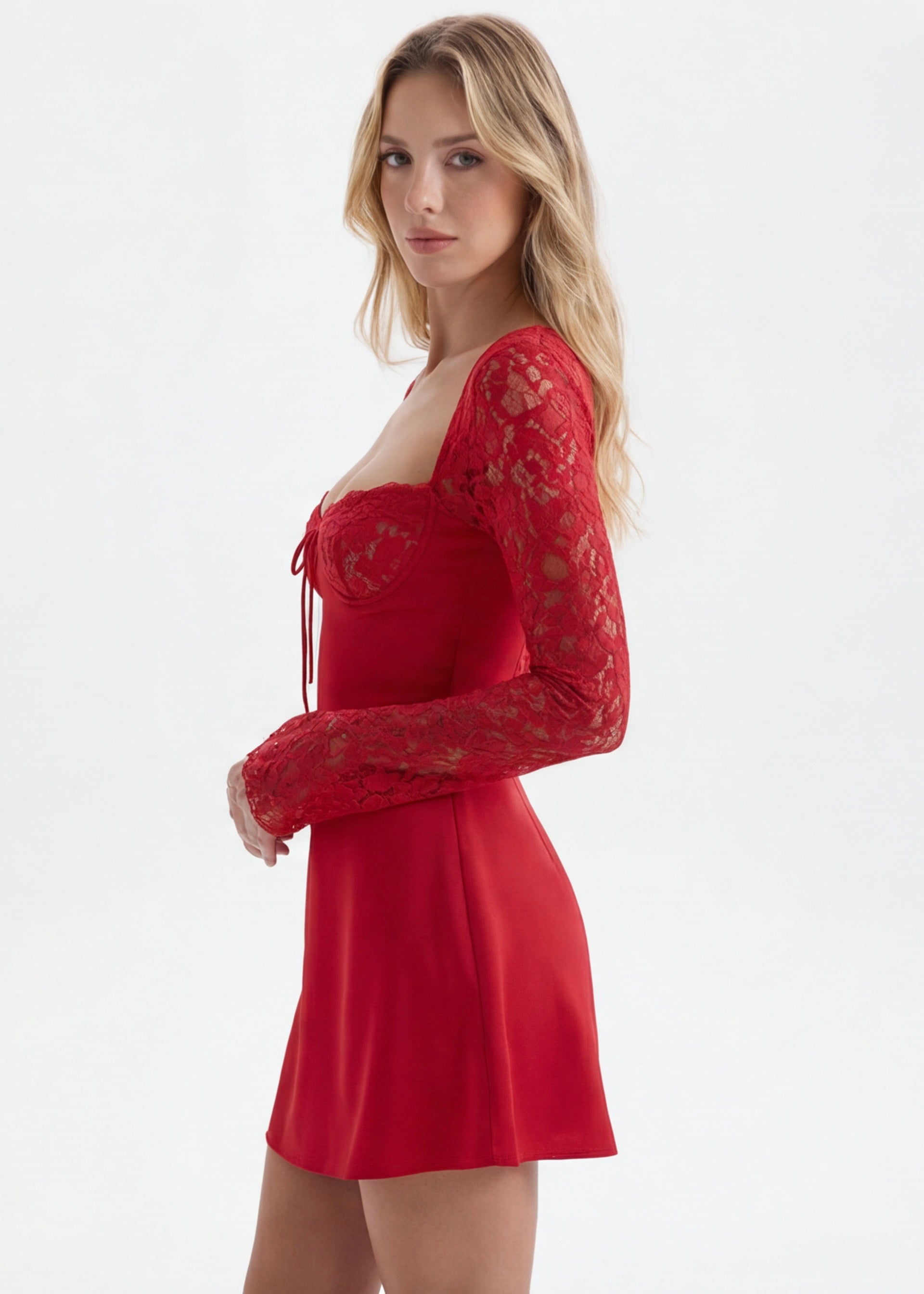 VESTIDO MINI SATINADO CON MANGAS DE ENCAJE