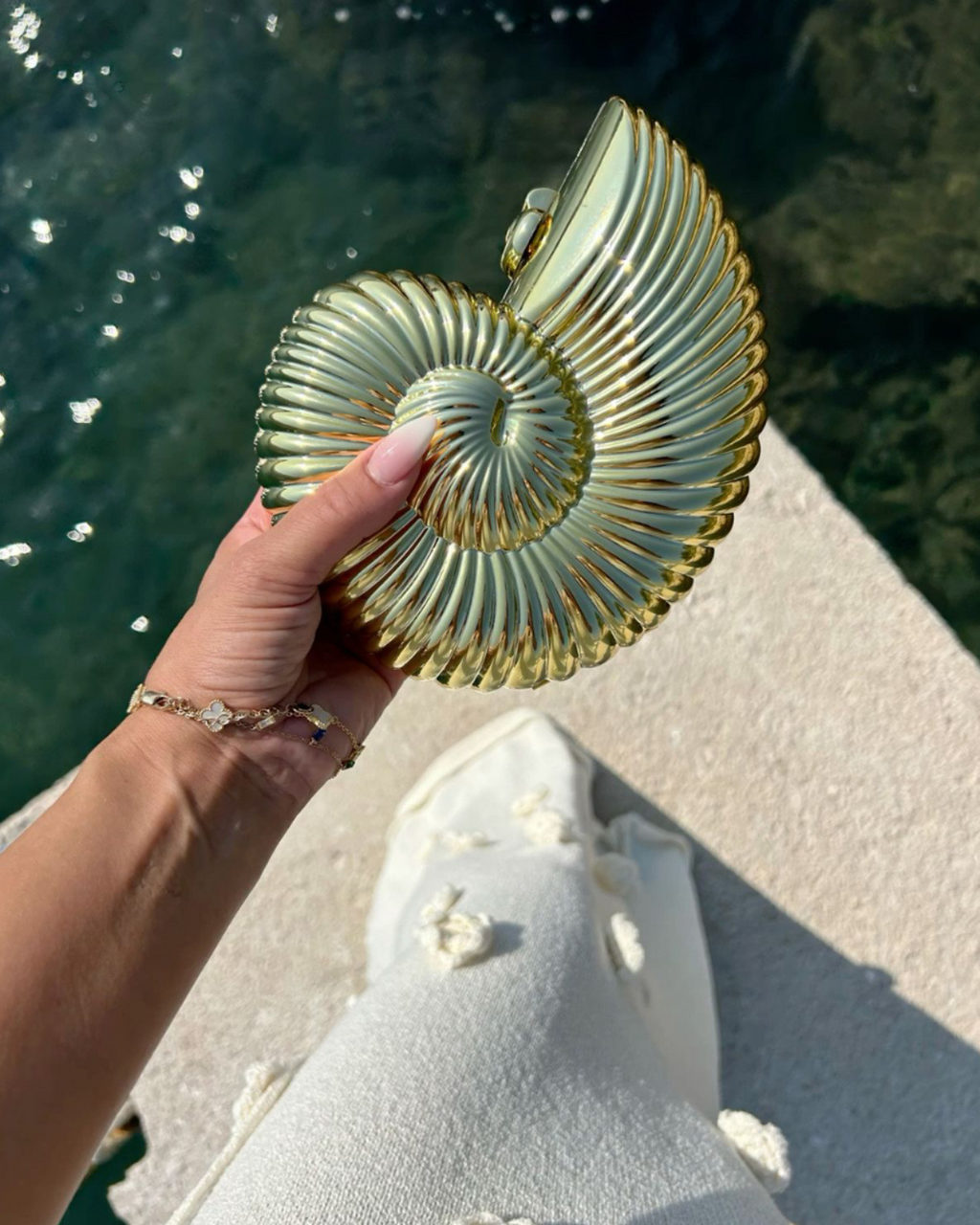 BOLSO CLUTCH CONCHA METÁLICA
