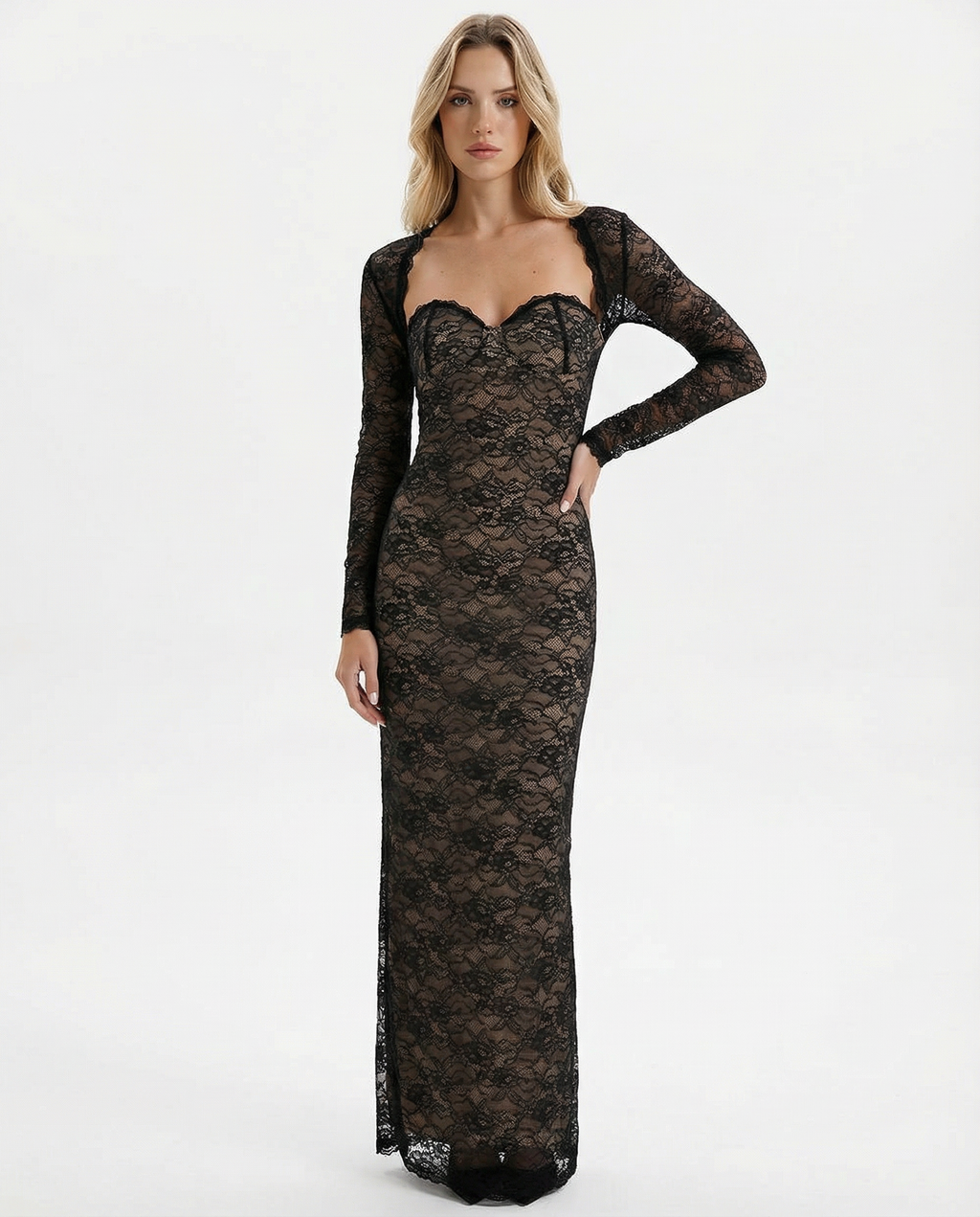 VESTIDO LARGO DE ENCAJE CON ESCOTE CORAZÓN