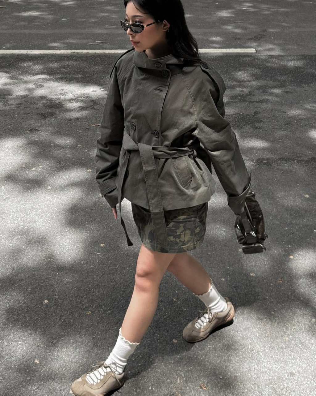 CHAQUETA TRENCH CROPPED CON CINTURÓN