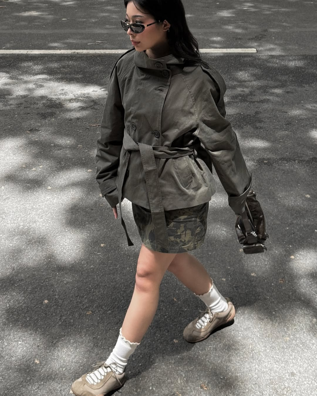 CHAQUETA TRENCH CROPPED CON CINTURÓN