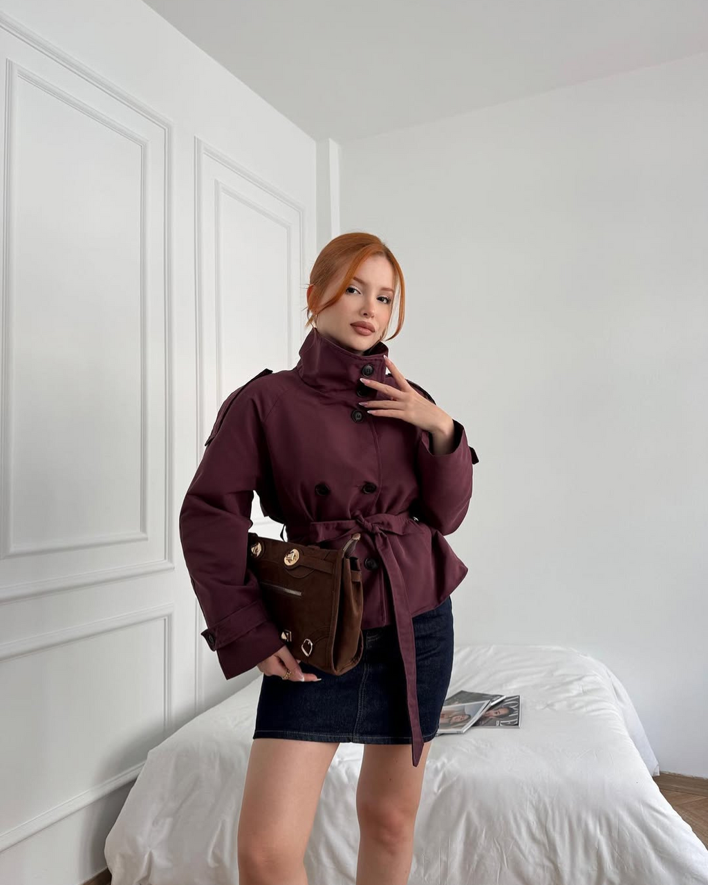 CHAQUETA TRENCH CROPPED CON CINTURÓN