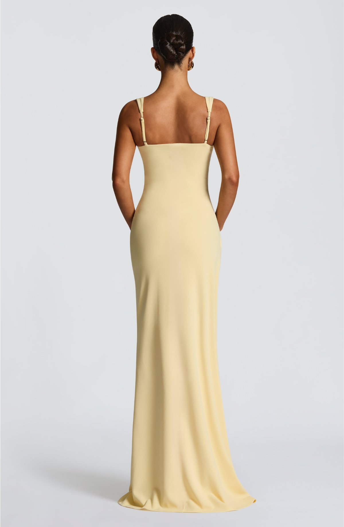 VESTIDO LARGO SATINADO CON ESCOTE CUADRADO Y ABERTURA