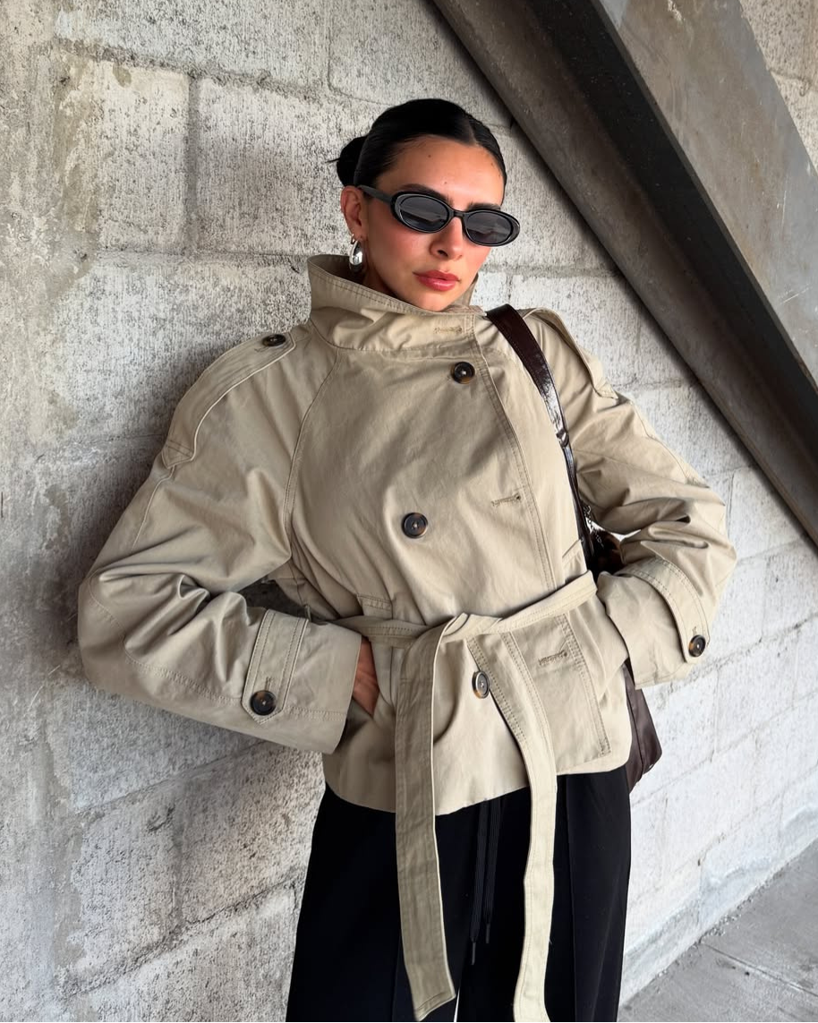 CHAQUETA TRENCH CROPPED CON CINTURÓN