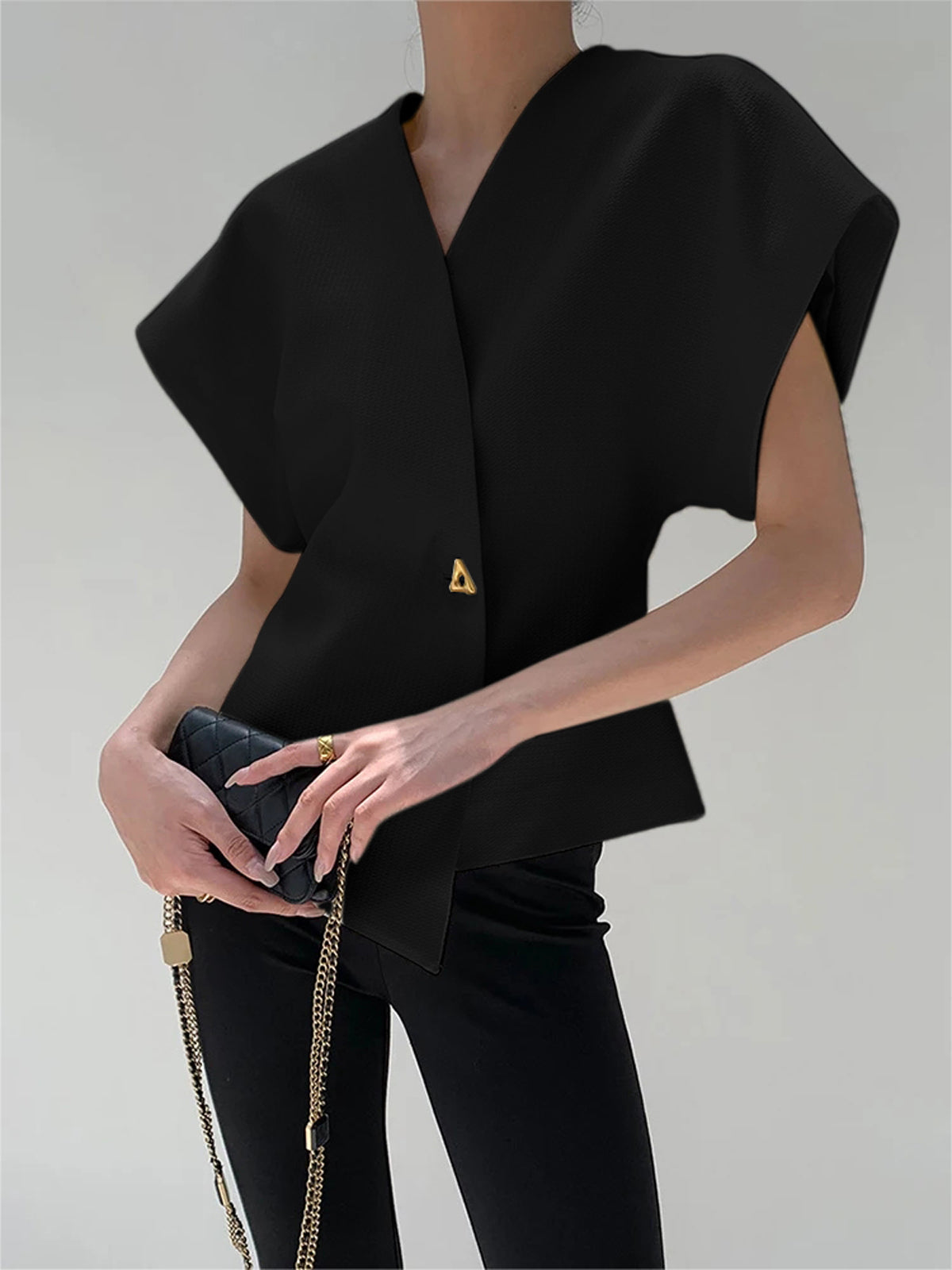 BLUSA MODERNO CON CUELLO EN V Y BOTONES