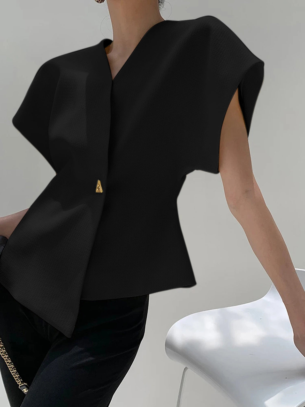 BLUSA MODERNO CON CUELLO EN V Y BOTONES