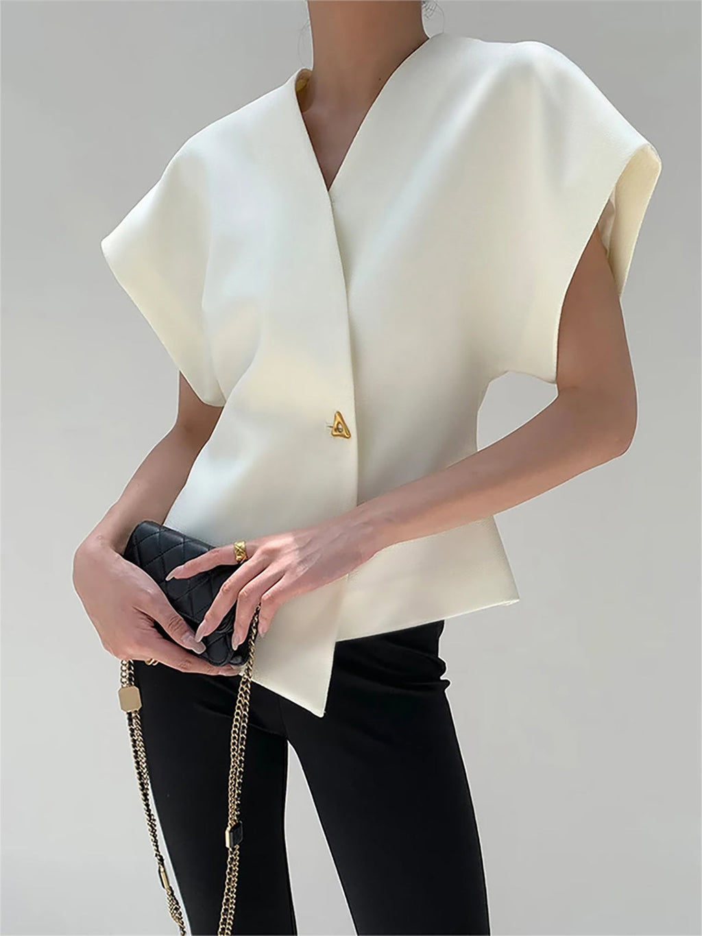 BLUSA MODERNO CON CUELLO EN V Y BOTONES