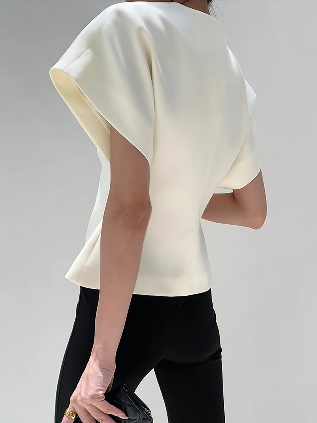 BLUSA MODERNO CON CUELLO EN V Y BOTONES