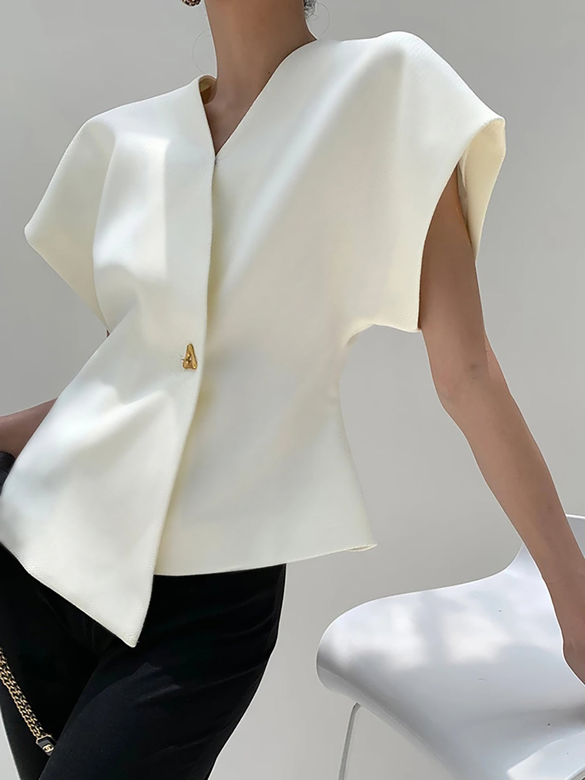 BLUSA MODERNO CON CUELLO EN V Y BOTONES