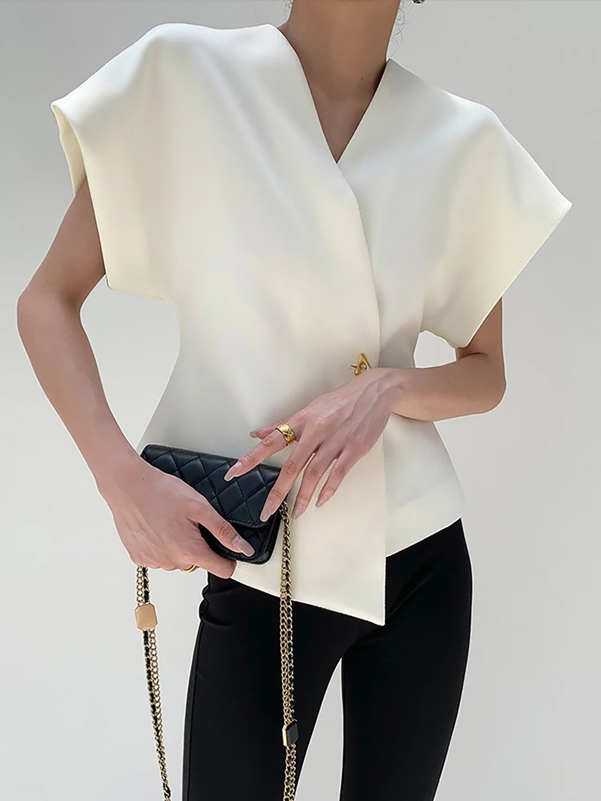 BLUSA MODERNO CON CUELLO EN V Y BOTONES