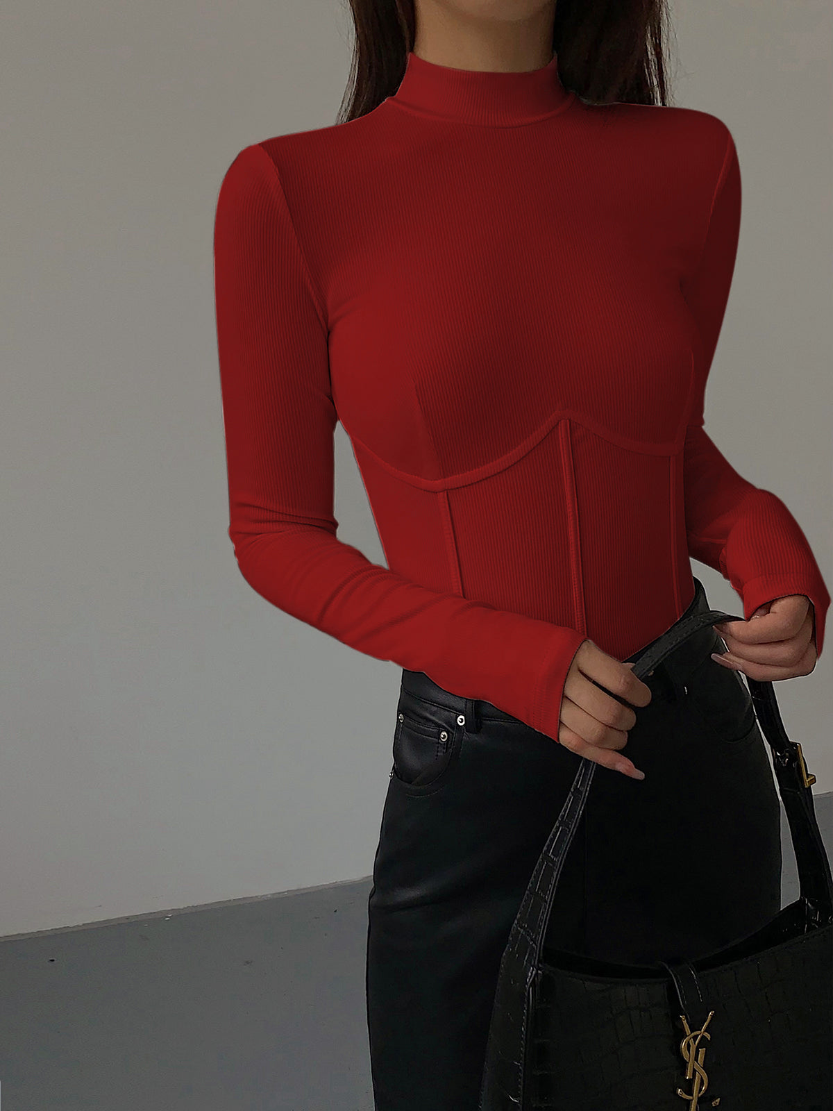 CAMISETA CUELLO ALTO Y RIBETE
