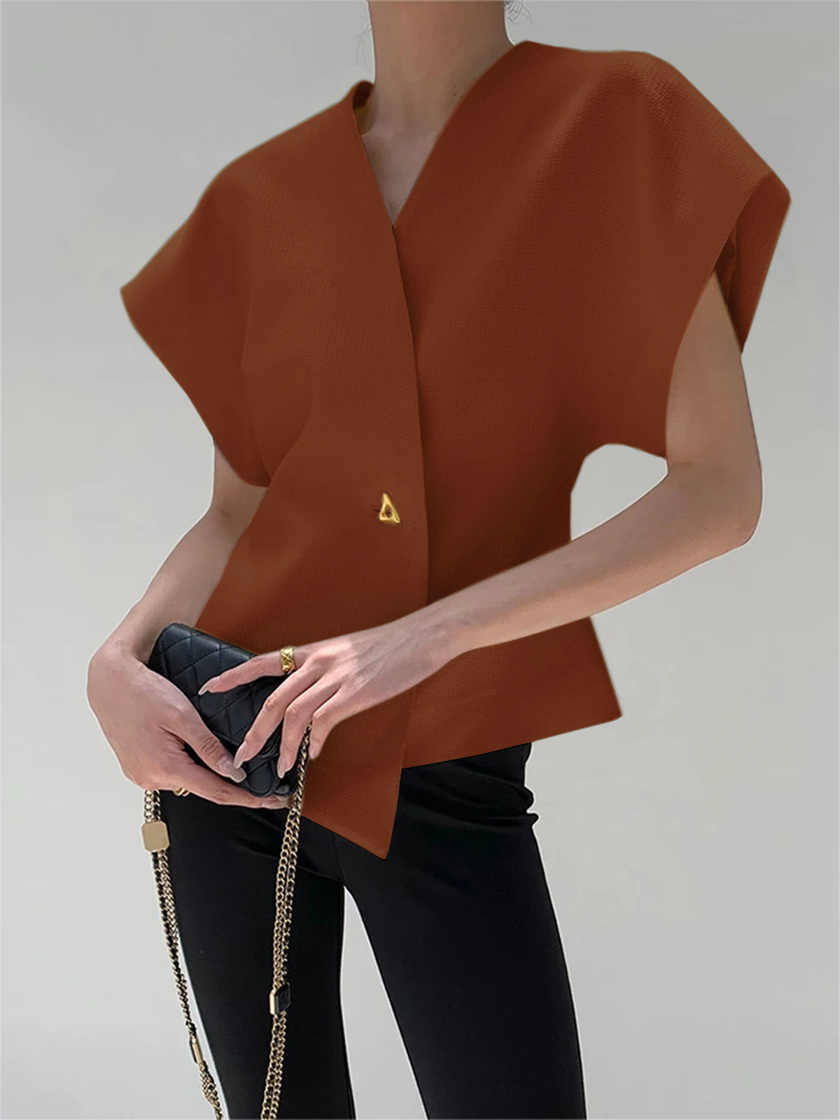 BLUSA MODERNO CON CUELLO EN V Y BOTONES