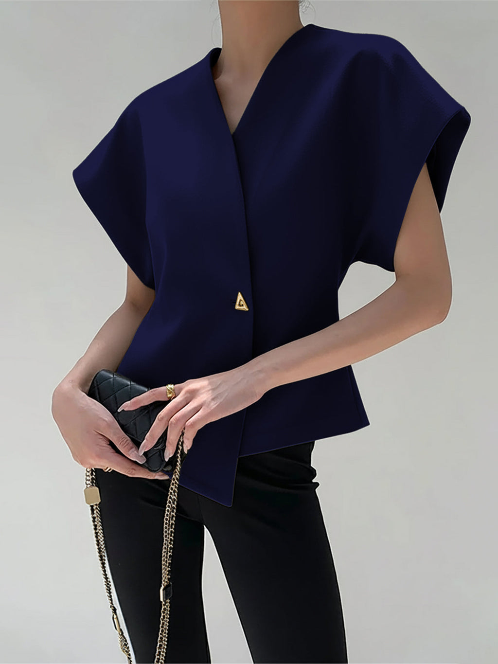 BLUSA MODERNO CON CUELLO EN V Y BOTONES