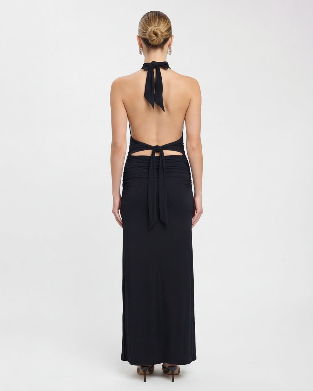 VESTIDO LARGO HALTER CON ESPALDA DESCUBIERTA