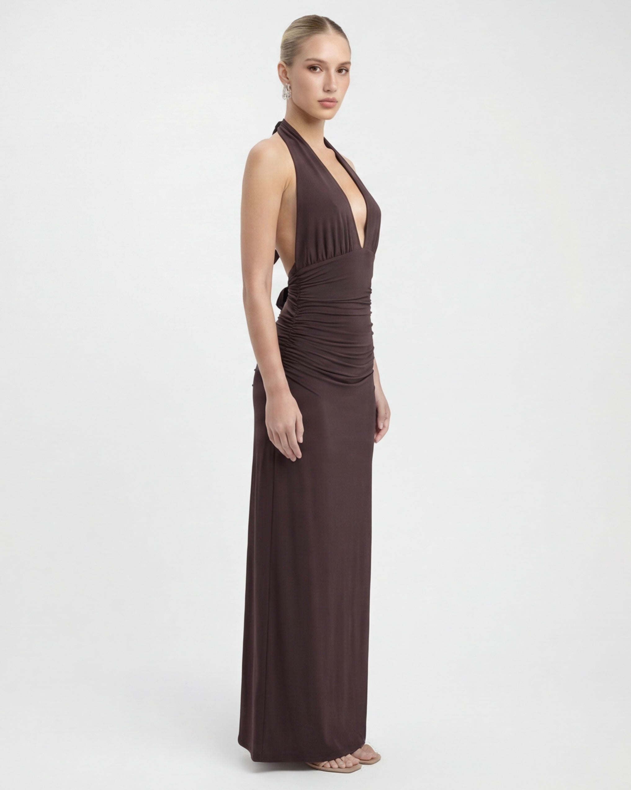 VESTIDO LARGO HALTER CON ESPALDA DESCUBIERTA