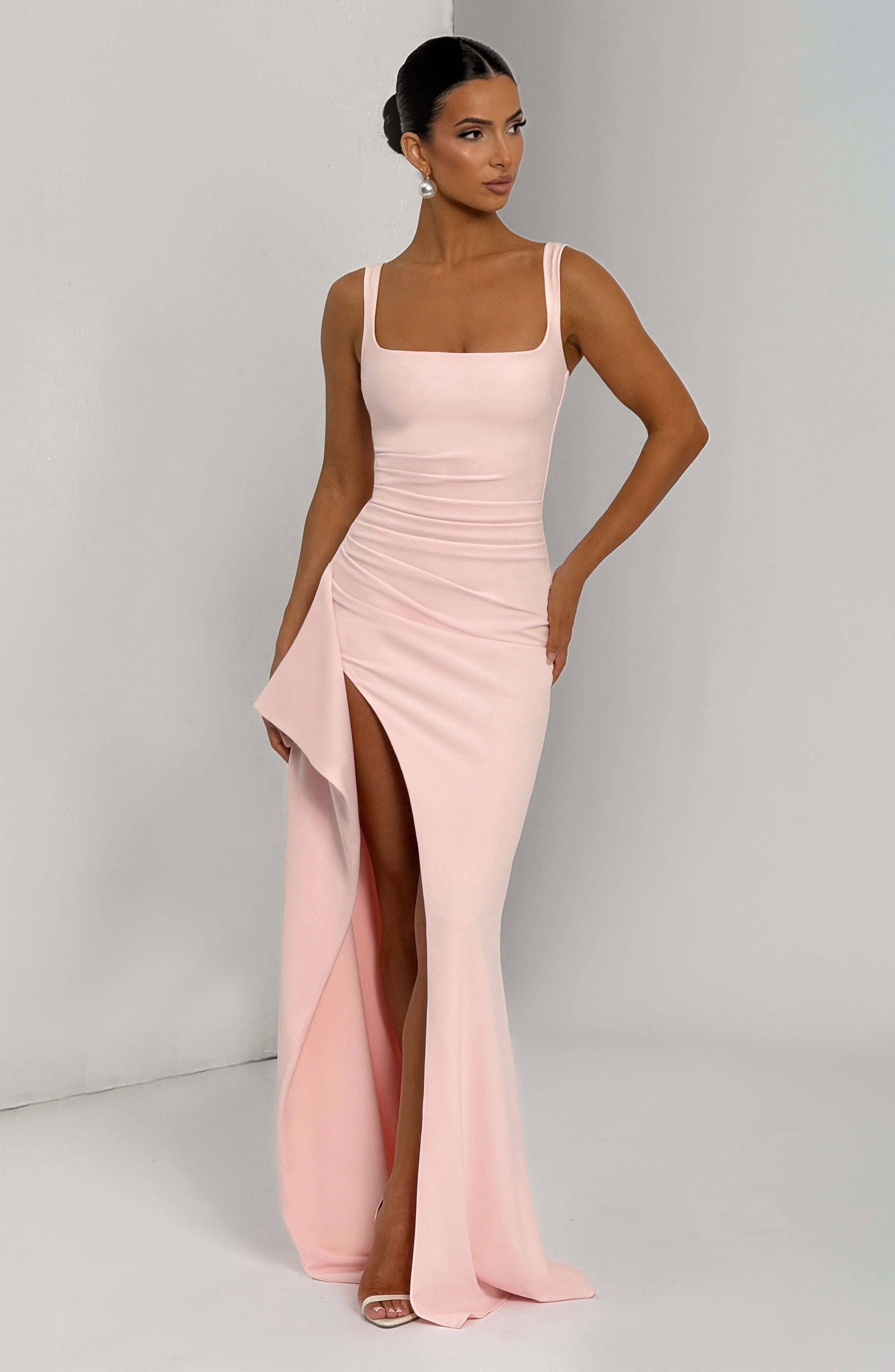 VESTIDO LARGO SATINADO CON ESCOTE CUADRADO Y ABERTURA