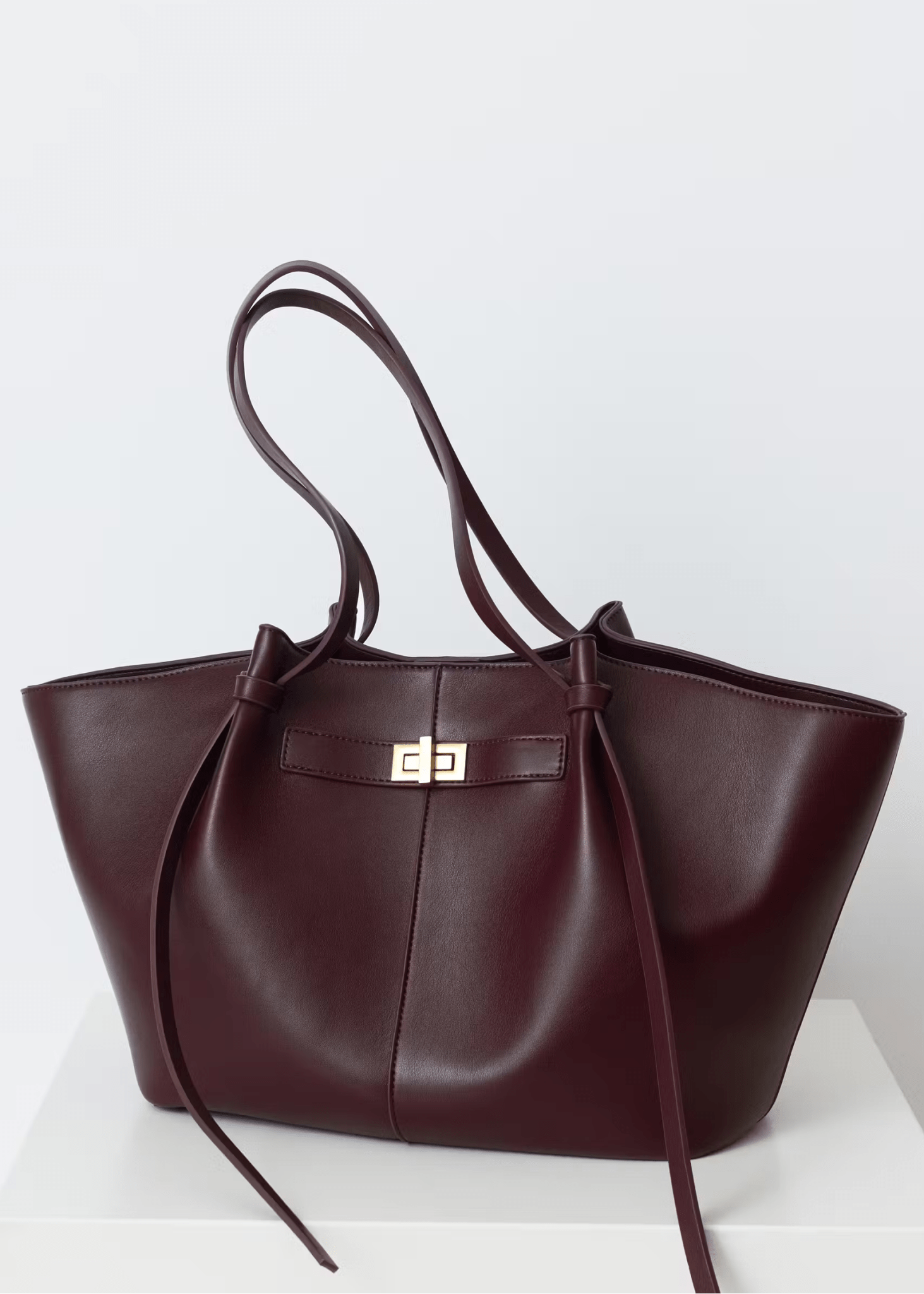 BOLSO SHOPPER ESTRUCTURADO CON DETALLE METÁLICO