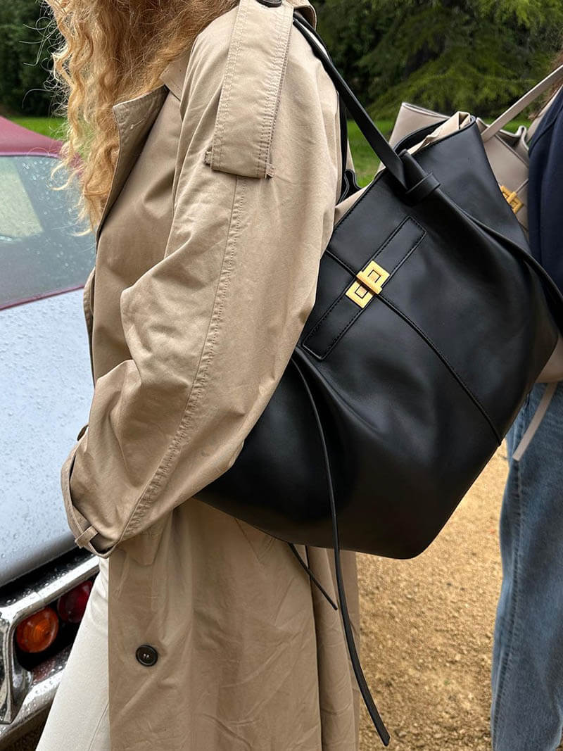 BOLSO SHOPPER ESTRUCTURADO CON DETALLE METÁLICO